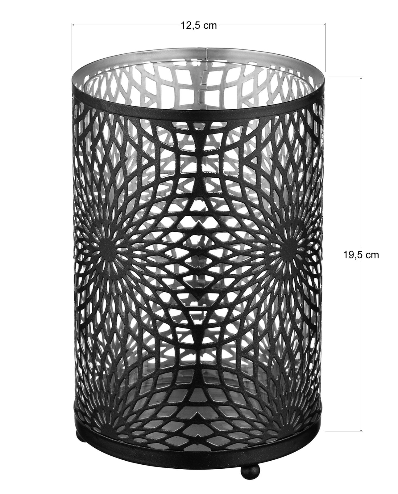 Sort metallisk lyslykt med utskåret design, sølvfarget innside og glassylinder, målt til 12,5 x 19,5 cm