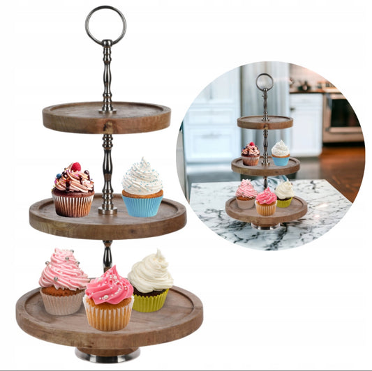 Treetasjes serveringsfat i naturlig tre med metallhåndtak, plassert på kjøkkenbenk med cupcakes i ulike farger