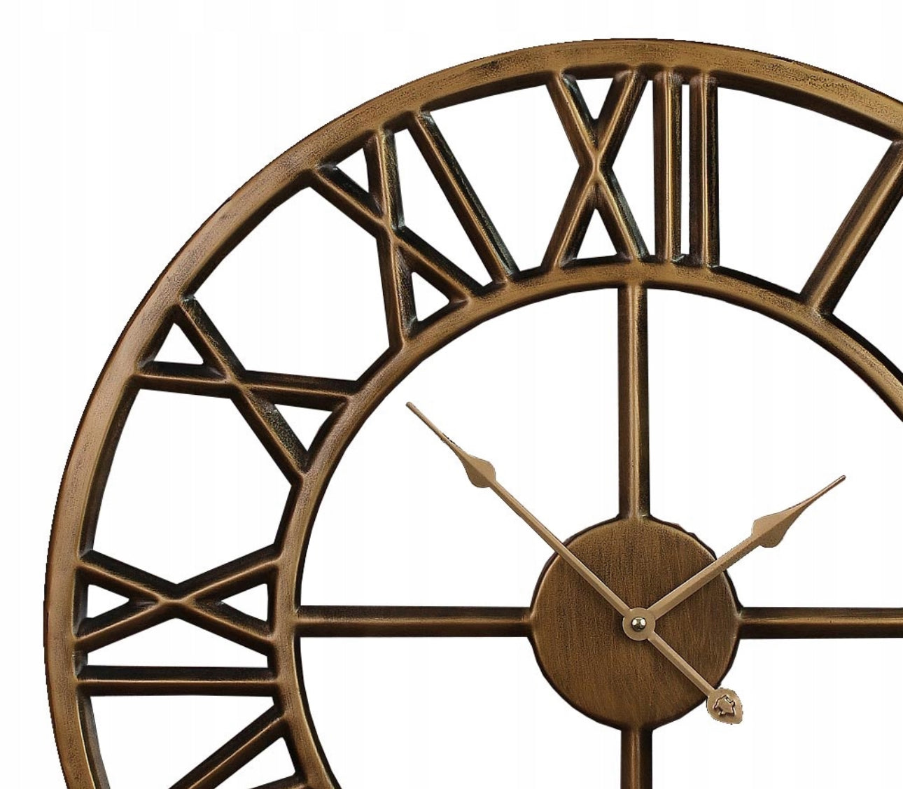 Detalj av romertall og metallramme på dekorativ veggklokke i bronse