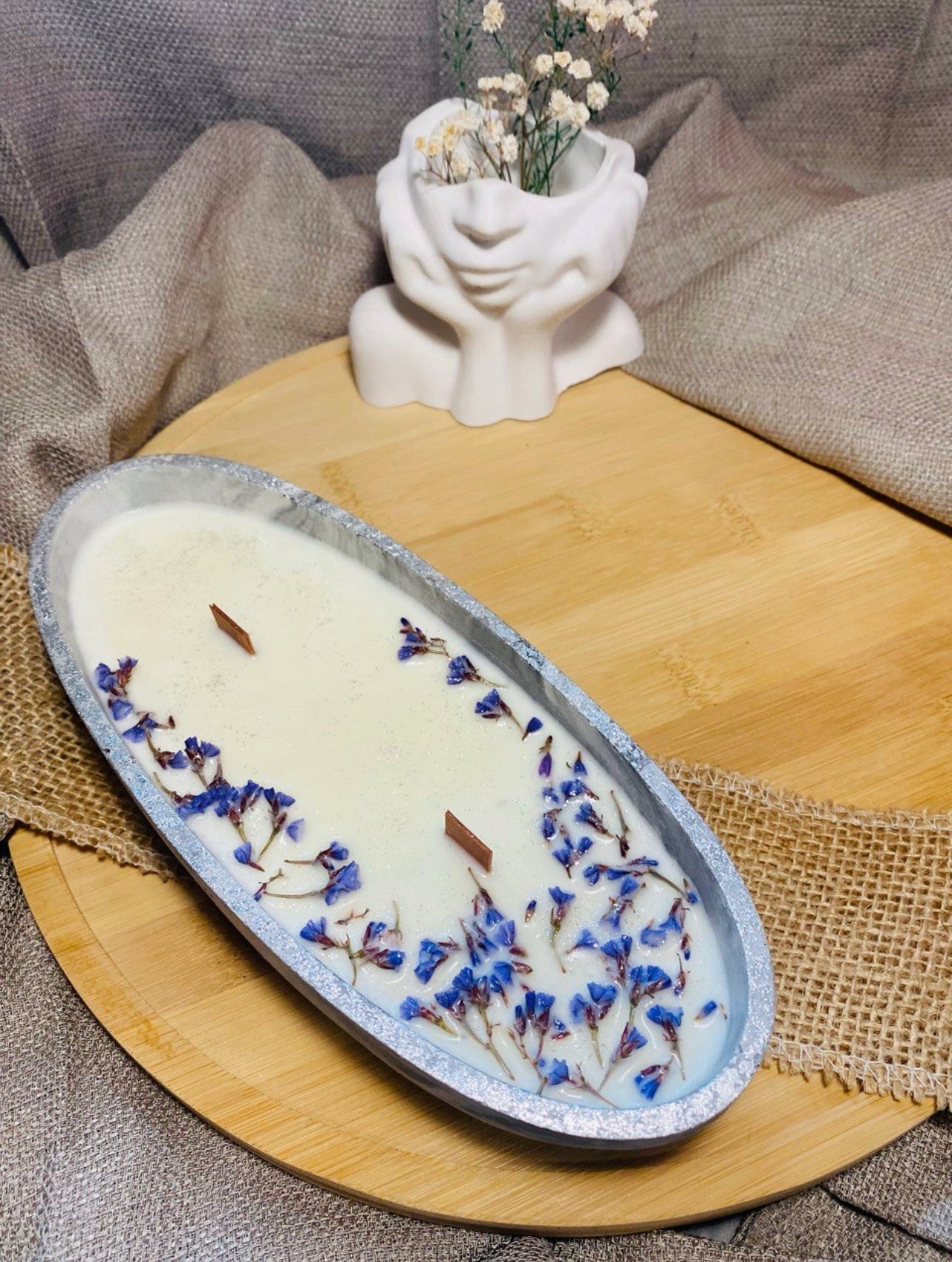 Unikt håndlaget soyalys i gipsbeholder med marmordesign, 21,5 x 8,5 x 4 cm. Dekorert med tørkede blomster og fylt med duften av vanilje og kakao. Perfekt for miljøvennlig interiør og langvarig bruk.