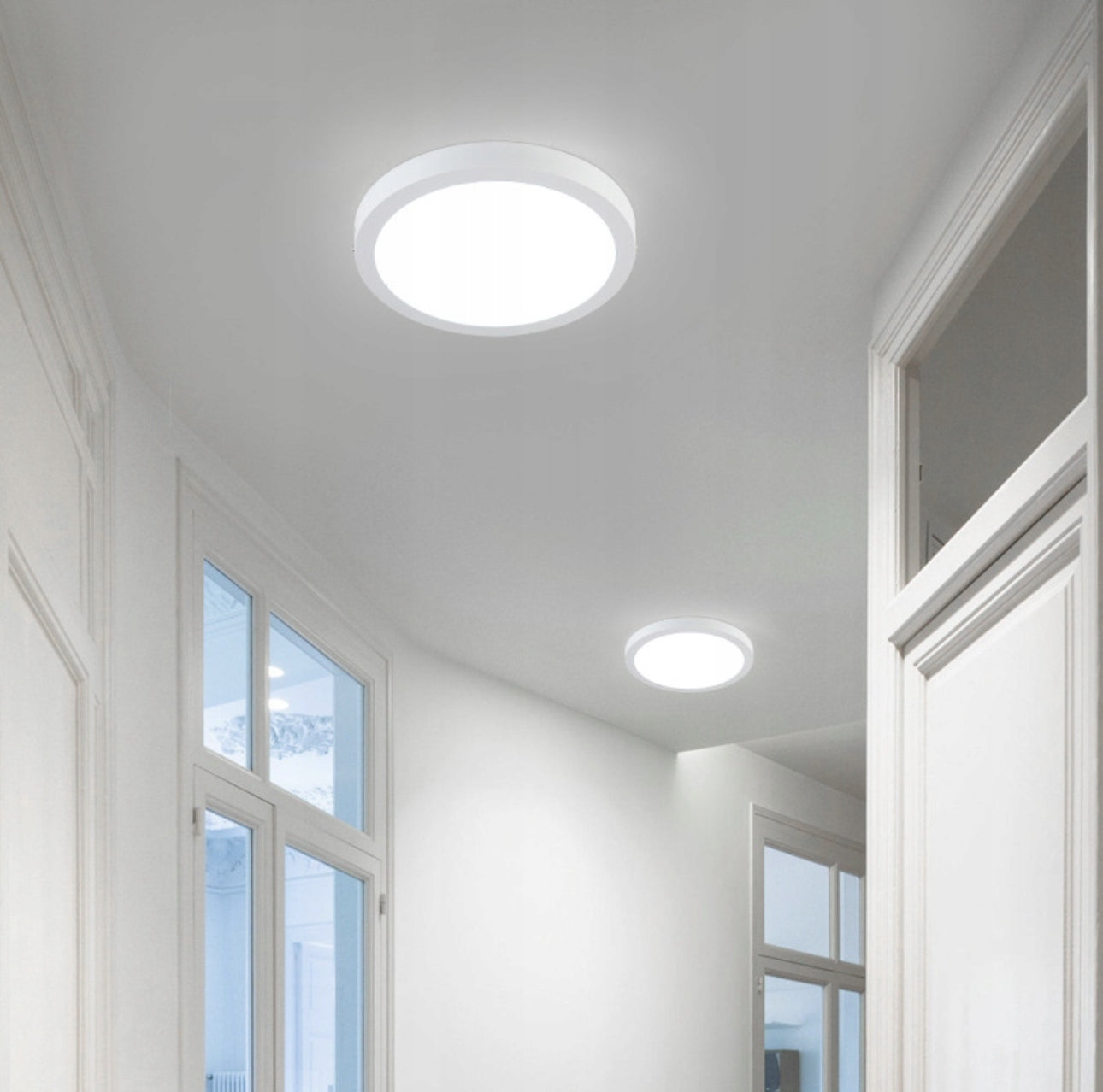 Rund LED-taklampe 24W i moderne, minimalistisk design med energiklasse A. Perfekt for stue, kjøkken eller soverom, med nøytral lysfarge på 4000K og høy lysstyrke på 2200 lumen. Slank og stilren lampe med enkel montering og lang levetid.