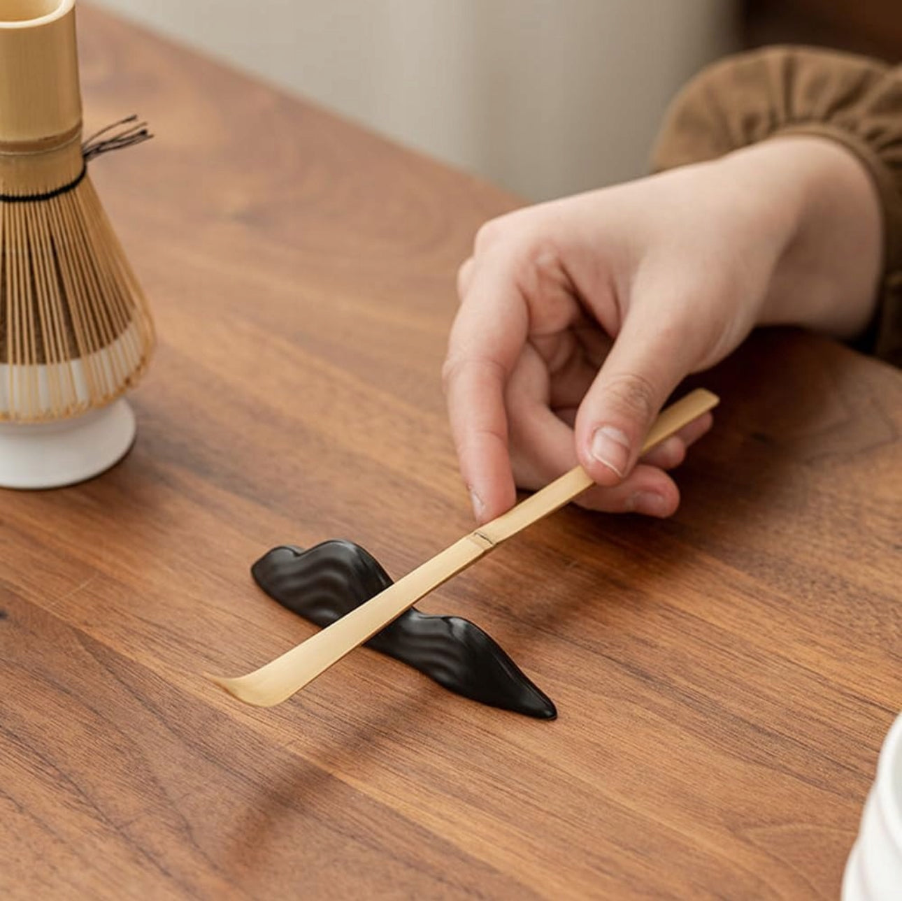 Komplett matcha sett med bolle, visp, skje og holder på bord