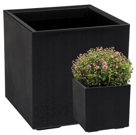 Stor sort plantekasse 40x40x40 cm i resirkulert plast med betonglook. Frostsikker og værbestandig, perfekt for balkong, terrasse og hage. Integrert dreneringssystem og hjul for enkel flytting. Moderne og minimalistisk design.