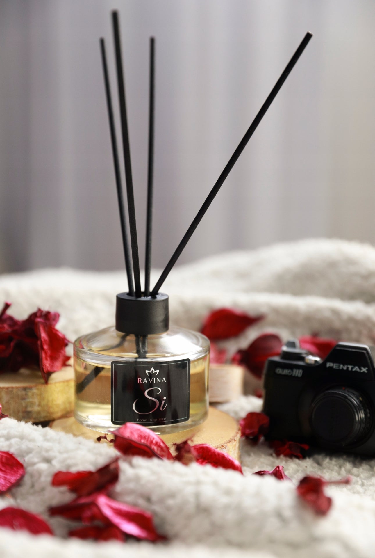 Ravina Si duftdiffuser med rattanpinner i elegant glassdesign, fylt med blomster- og vaniljearoma. Perfekt for å tilføre hjemmet en luksuriøs og avslappende atmosfære. Ideell som romdekor og gaveidé.