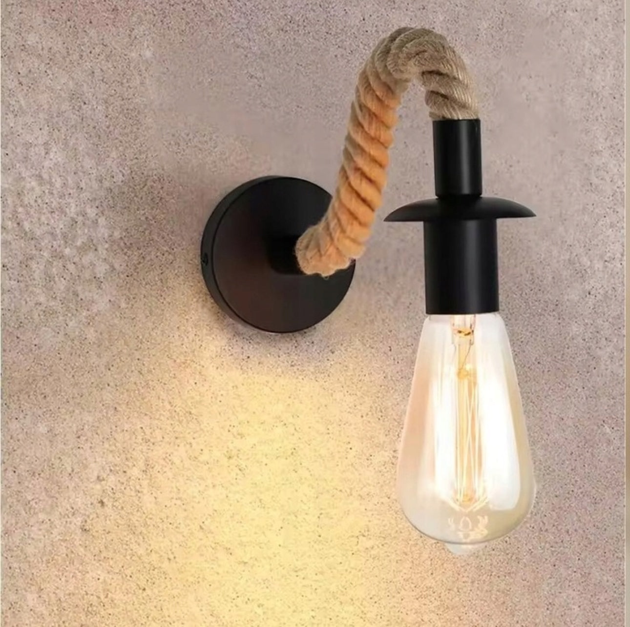 Industriell vegglampe i sort metall med jutetau – 28 cm dybde og 15 cm høyde – E27 sokkel, passer vintage og boho interiør.