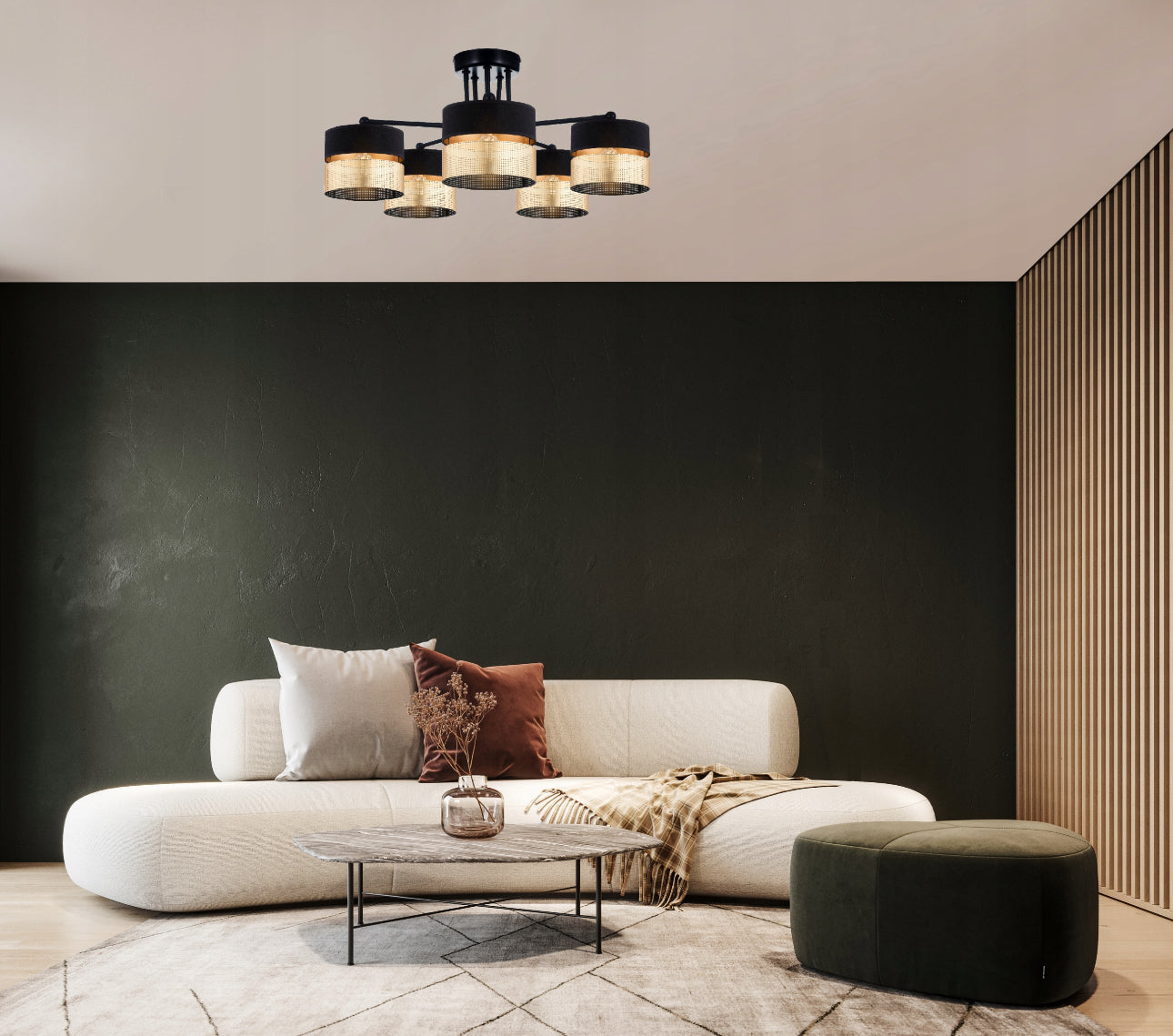 Moderne taklampe i svart og gull montert i stue med sofa og bord