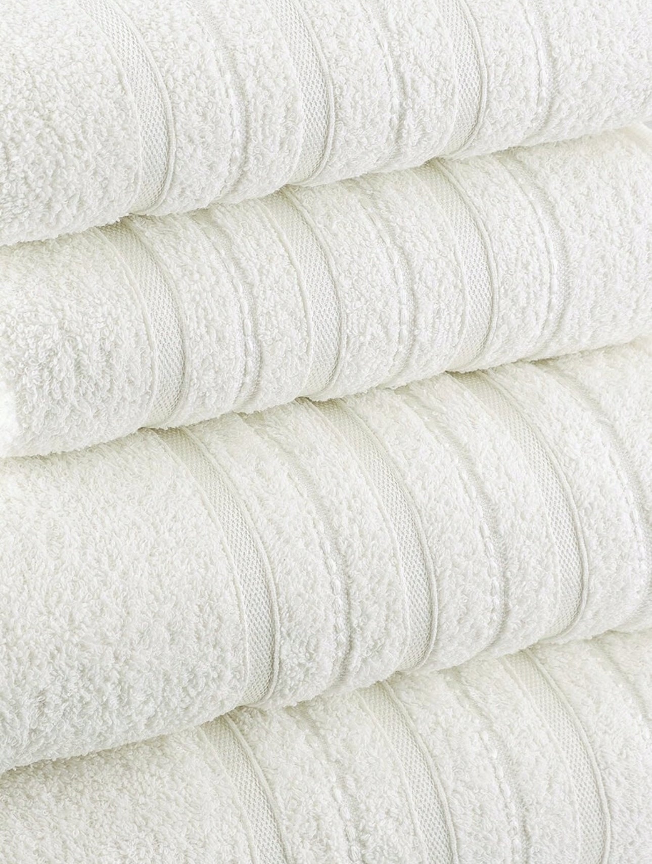 Sett med luksuriøse bomullshåndklær i grå, beige og kremfarger – perfekt for badet. Myke og slitesterke håndklær i 100 % bomull med høy absorberingsevne og elegant design. Tilgjengelig i ulike størrelser for optimal komfort og funksjonalitet. Settet inkluderer 2stk 50x90cm og 2stk 70x140cm.