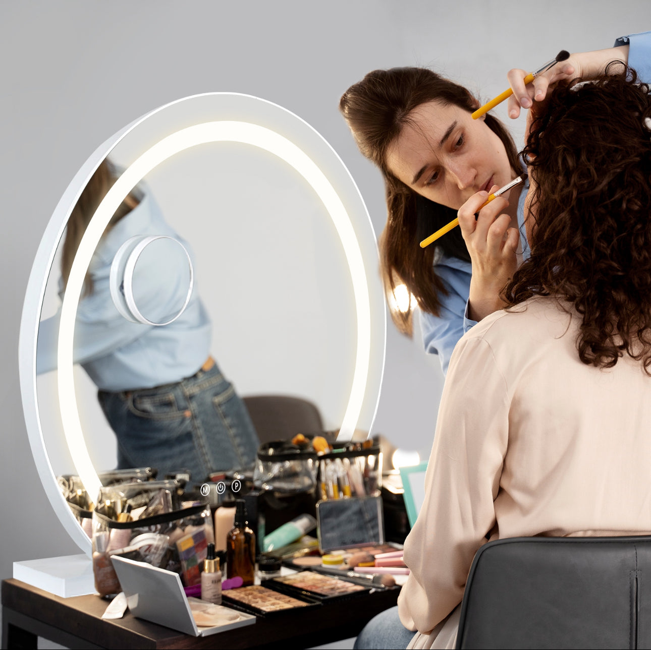 Makeup-Artist Som Sminker Kunde Foran Rundt Hvitt LED-Sminkespeil