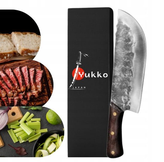 Japansk kokkekniv i håndbanket stål med mørkt trehåndtak, plassert i sort gaveeske