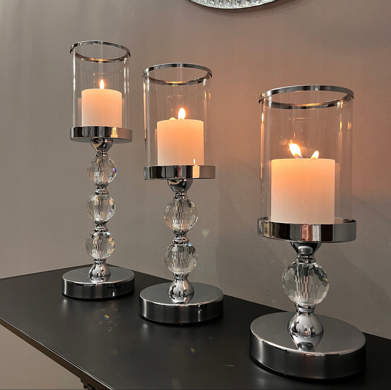 Sett med 3 lysestaker i sølvfinish med krystallkuler, laget av glass og metall, høyder på 28 cm, 34,3 cm og 40,9 cm, moderne design for elegant hjemmedekor.