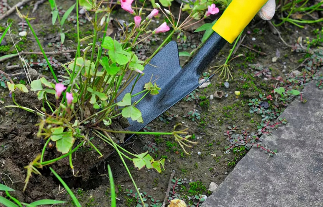 Smal hagespade i slitesterkt stål, 33 cm lang og 5,3 cm bred, med ergonomisk gult håndtak – perfekt til planting og hagearbeid.