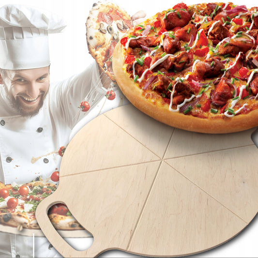 Rundt serveringsbrett i lyst tre med kuttespor og håndtak, perfekt for pizza