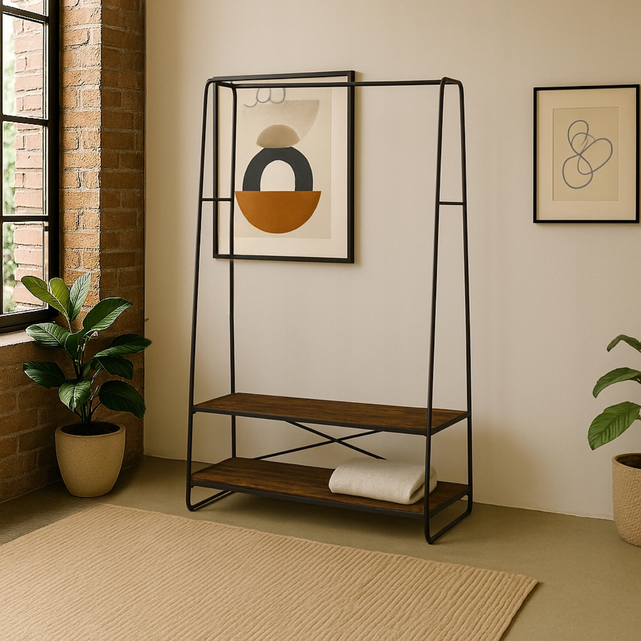 Tomt klesstativ i industriell stil med to mørke trehyller, plassert i lys og minimalistisk stue