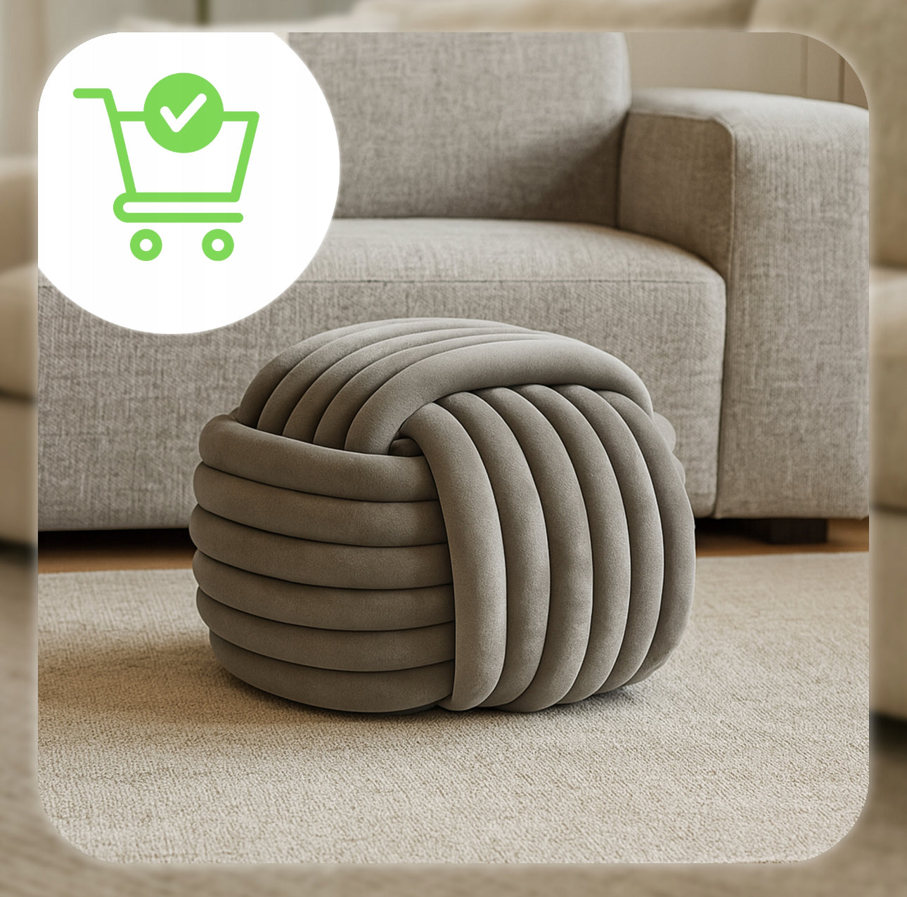 Grå puff plassert i en lys og moderne stue med beige sofa og nøytralt interiør