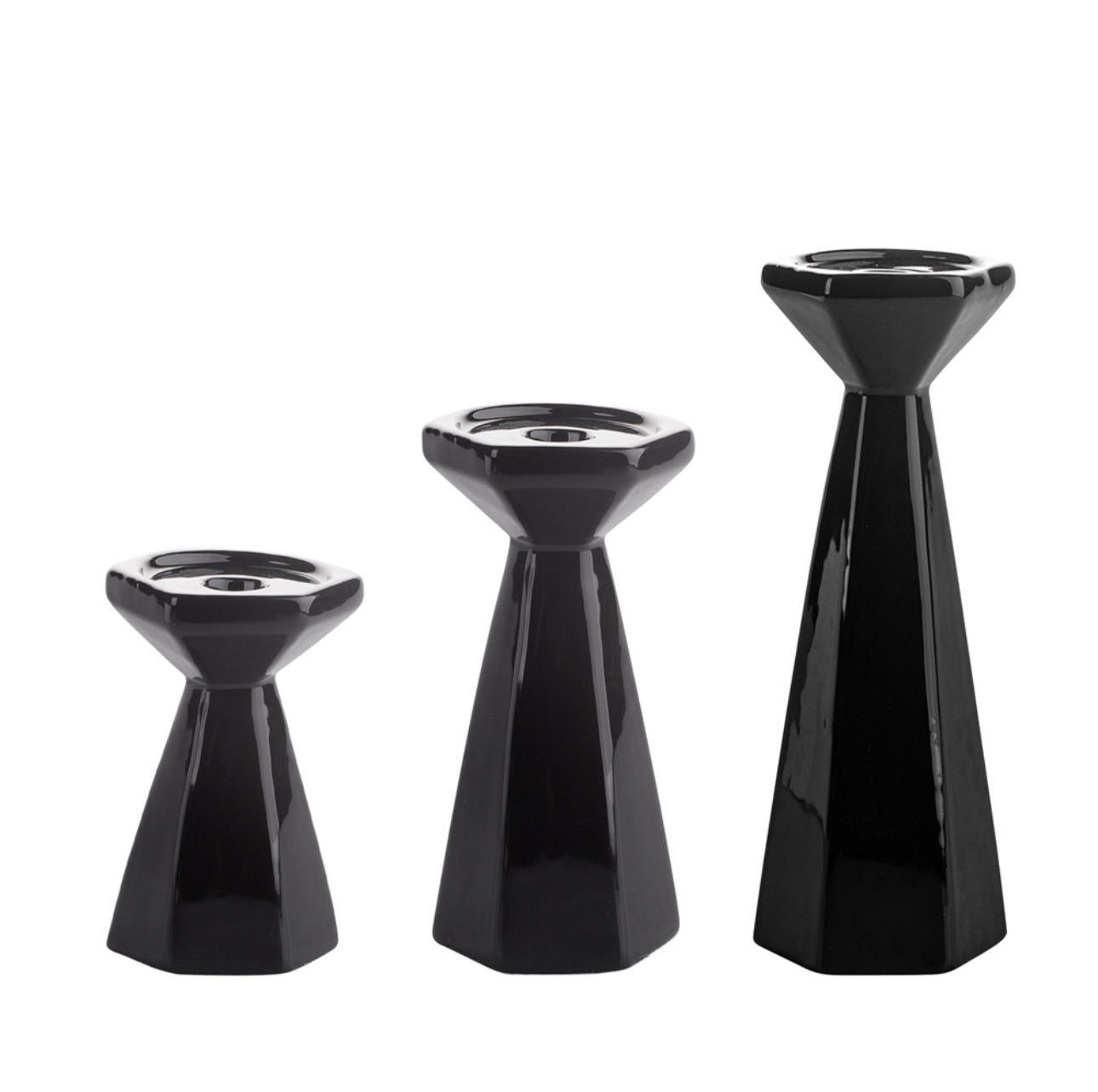 Sett med tre sorte keramiske lysestaker i ulik høyde, minimalistisk og moderne stil