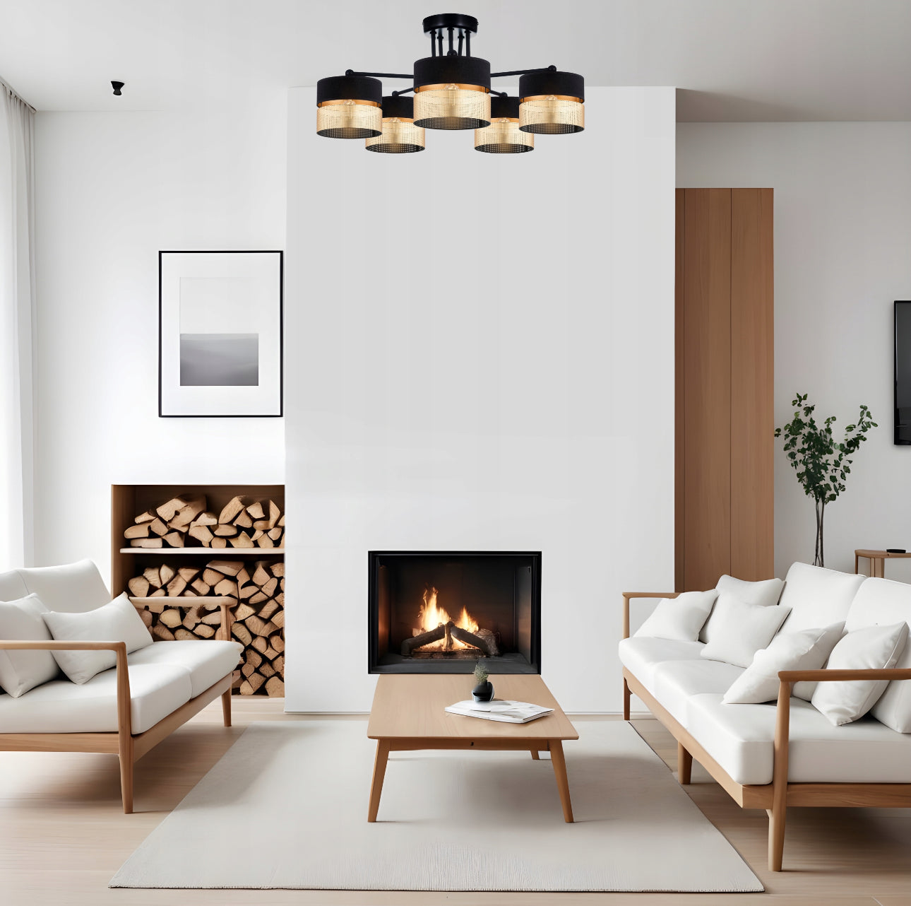 Moderne stue med peis og hvit sofa opplyst av svart og gull taklampe