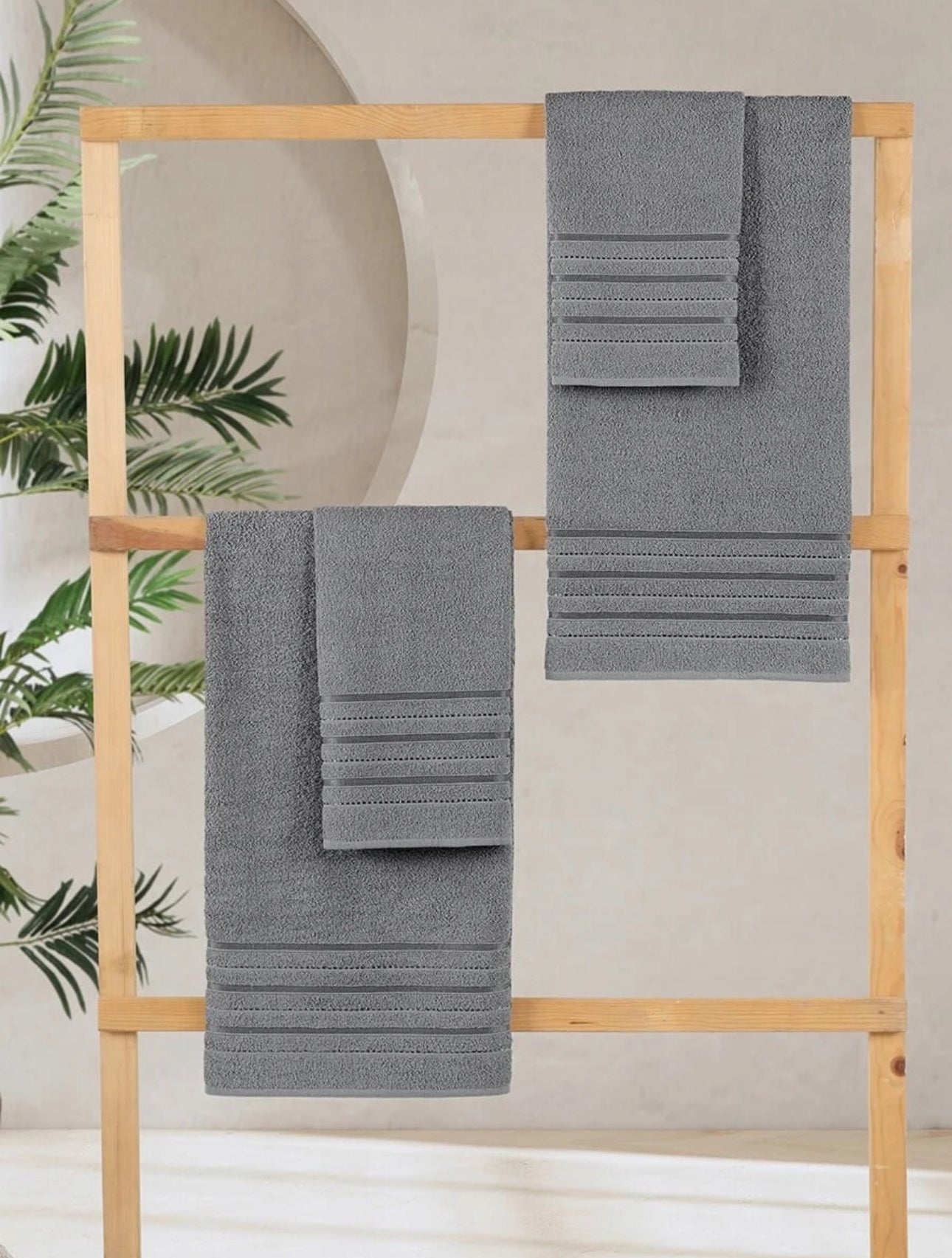 Sett med luksuriøse bomullshåndklær i grå, beige og kremfarger – perfekt for badet. Myke og slitesterke håndklær i 100 % bomull med høy absorberingsevne og elegant design. Tilgjengelig i ulike størrelser for optimal komfort og funksjonalitet. Settet inkluderer 2stk 50x90cm og 2stk 70x140cm.
