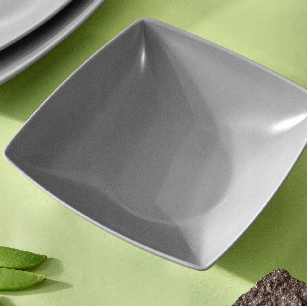 Moderne middagsservise for 6 personer, 18 deler i slitesterk keramikk, kvadratisk design i matt grå og svart. Tåler oppvaskmaskin og mikrobølgeovn. Perfekt for hverdagsbruk og selskaper.