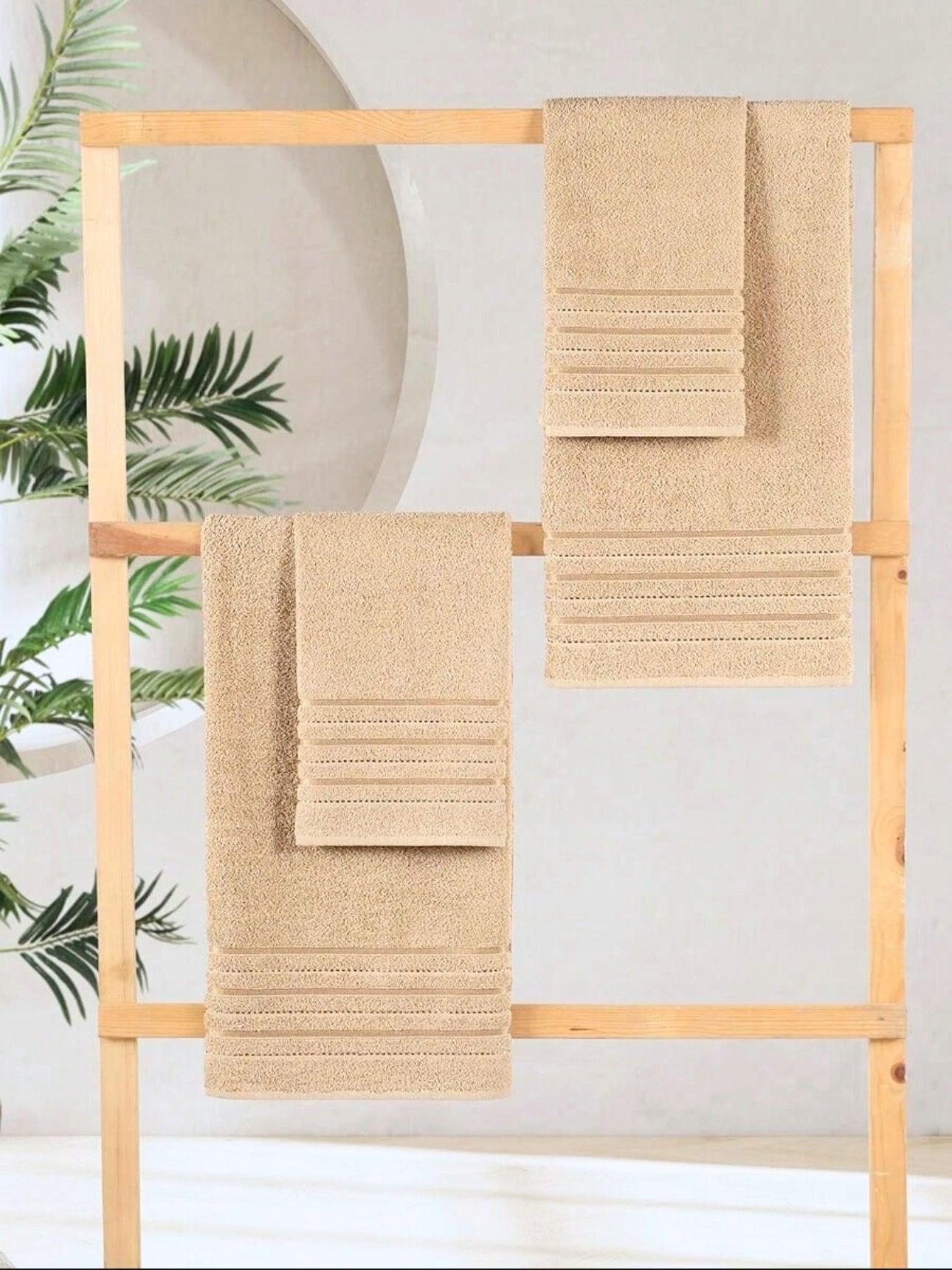 Sett med luksuriøse bomullshåndklær i grå, beige og kremfarger – perfekt for badet. Myke og slitesterke håndklær i 100 % bomull med høy absorberingsevne og elegant design. Tilgjengelig i ulike størrelser for optimal komfort og funksjonalitet. Settet inkluderer 2stk 50x90cm og 2stk 70x140cm.