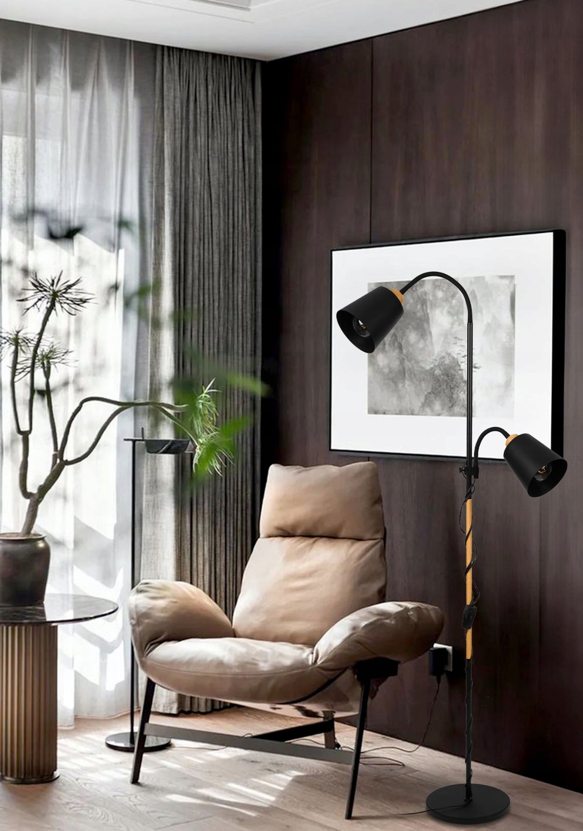 Moderne gulvlampe i sort metall og naturfarget tre, høyde 190 cm, med to justerbare lampeskjermer og E27 sokkel – perfekt til stue, lesekrok eller kontor.