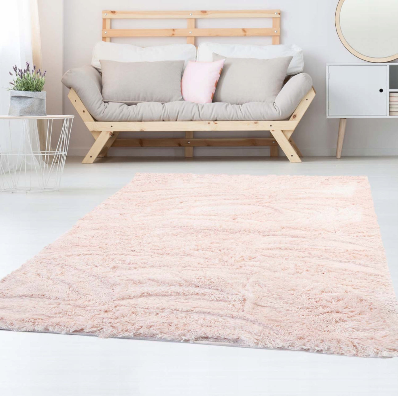 Fluffy teppe i myk mikrofiber, størrelse 120x170 cm, tilgjengelig i flere farger som grå, svart, beige, blå og rosa, med antiskli-bakside for trygg bruk i hjemmet. Perfekt for stue og soverom.