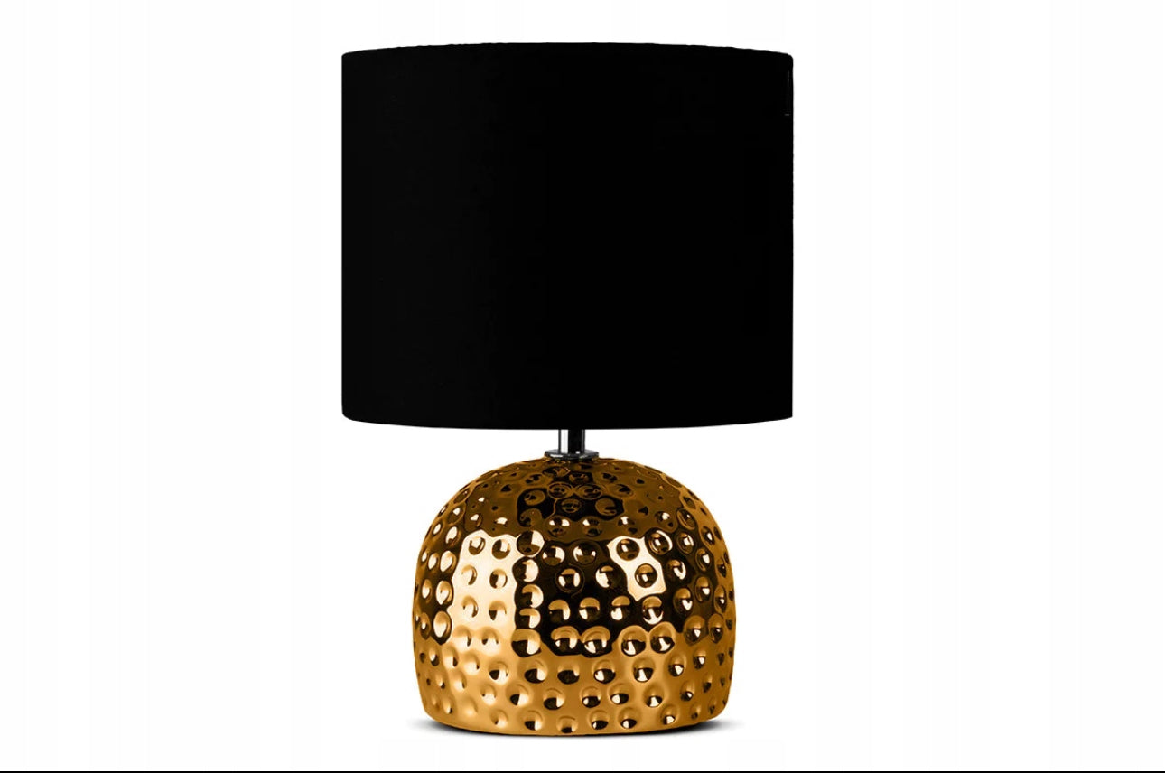 Elegant nattbordslampe i svart og gull, rund skjerm og dekorativ base i keramikk