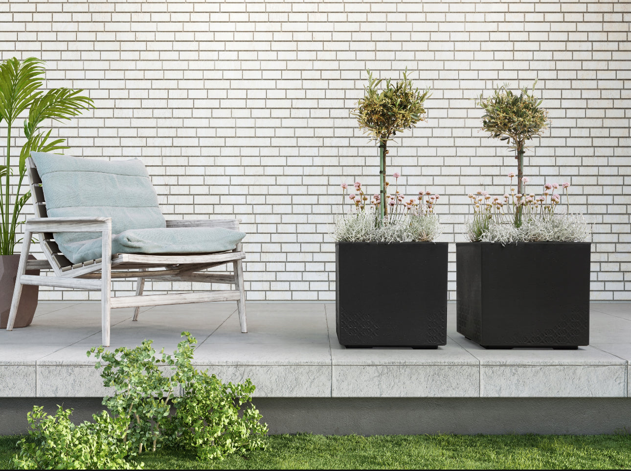 Stor sort plantekasse 40x40x40 cm i resirkulert plast med betonglook. Frostsikker og værbestandig, perfekt for balkong, terrasse og hage. Integrert dreneringssystem og hjul for enkel flytting. Moderne og minimalistisk design.