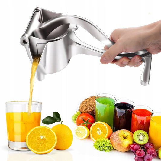 Håndholdt sitruspresse i aluminium presser appelsinjuice ned i glass, omgitt av friske frukter og fargerike juicer.