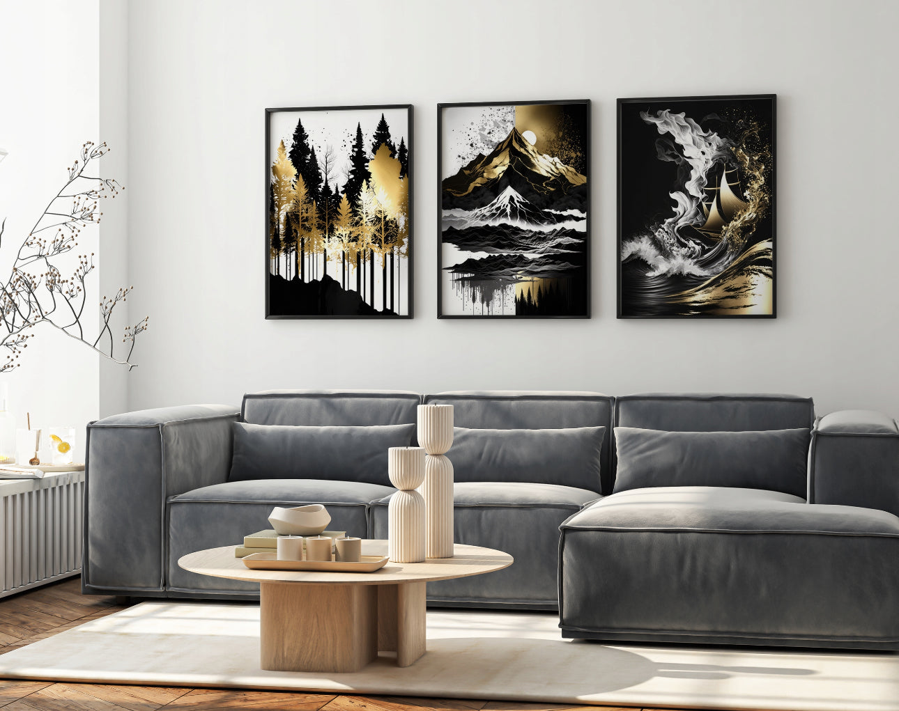 Lys stue med grå sofa og tre gull- og svarttonede kunstbilder på veggen