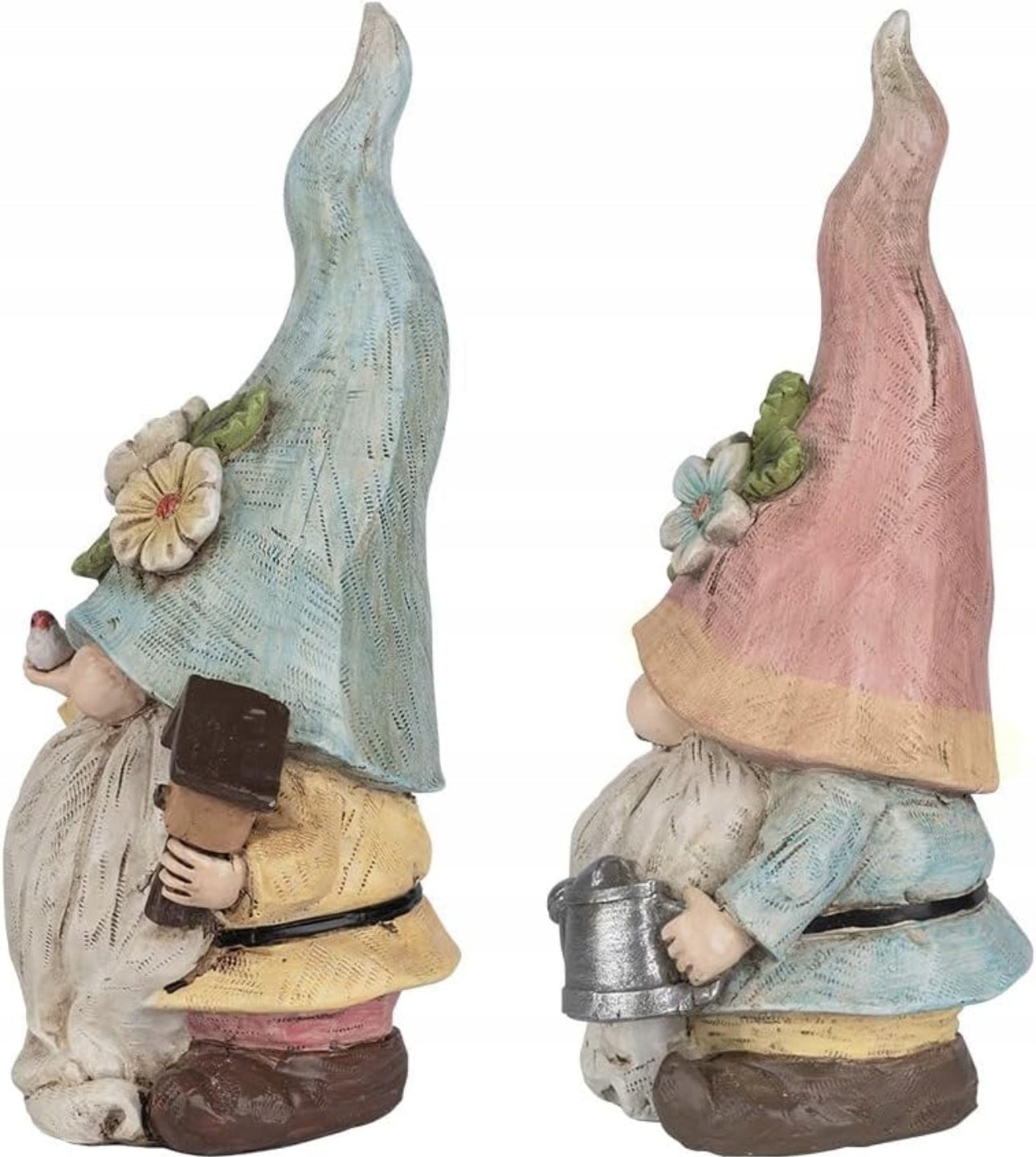 Sett med 2 dekorative hagefigurer, ca. 23 cm høye, laget av værbestandig polyresin. Søte nisser i pastellfarger – blå, rosa og beige – med blomsterdetaljer, fuglehus og vannkanne. Perfekt som hagedekor, vårpynt eller påskedekorasjon.