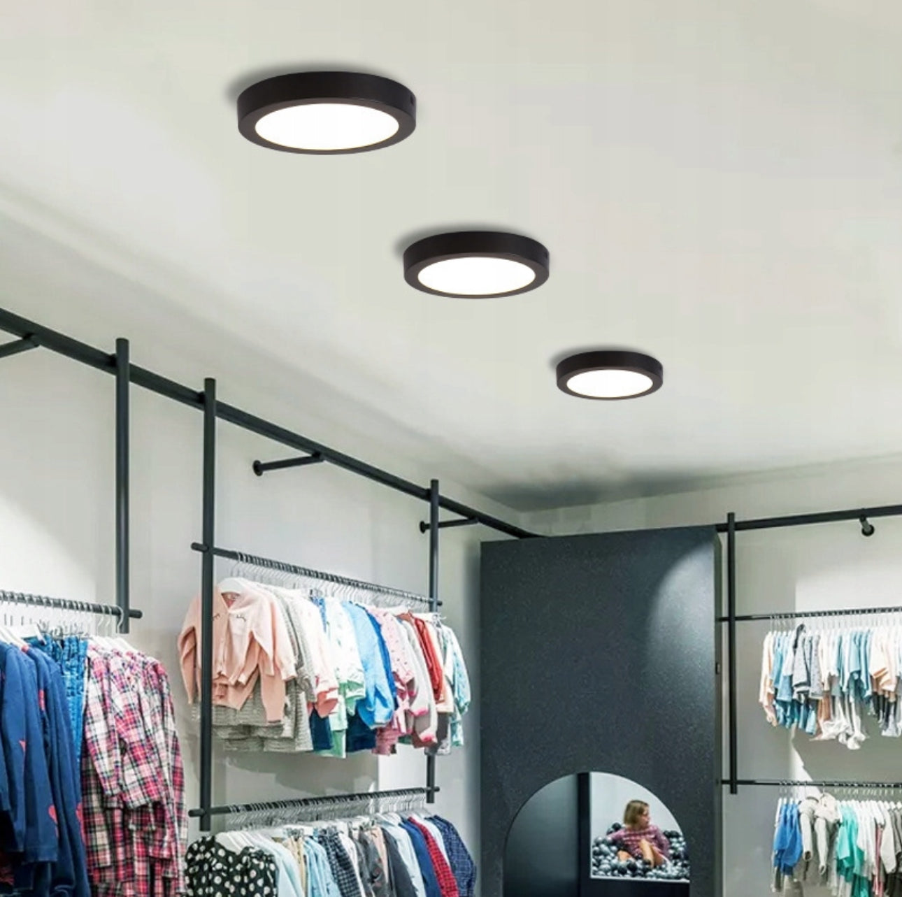 Rund LED-taklampe 24W i moderne, minimalistisk design med energiklasse A. Perfekt for stue, kjøkken eller soverom, med nøytral lysfarge på 4000K og høy lysstyrke på 2200 lumen. Slank og stilren lampe med enkel montering og lang levetid.