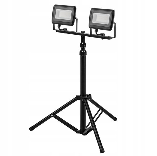Robust dobbel LED arbeidslampe med stativ, energiklasse A, 2x50W LED-lys med 9000 lumen, IP65 værbestandig design og justerbar høyde opp til 1,8 meter – ideell for byggeplasser, verksteder og utendørs bruk.
