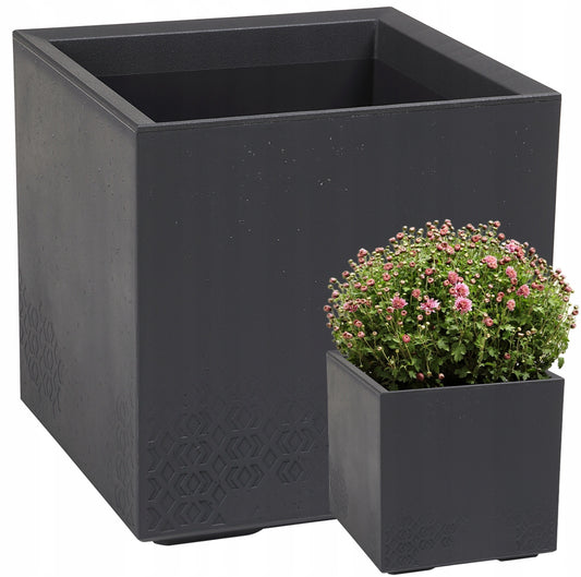 Moderne antrasittgrå blomsterkasse 40x40 cm – laget av værbestandig, resirkulert plast med betonglook. Frostsikker, UV-bestandig og utstyrt med dreneringshull og hjul for enkel flytting. Perfekt til hage, terrasse og balkong.