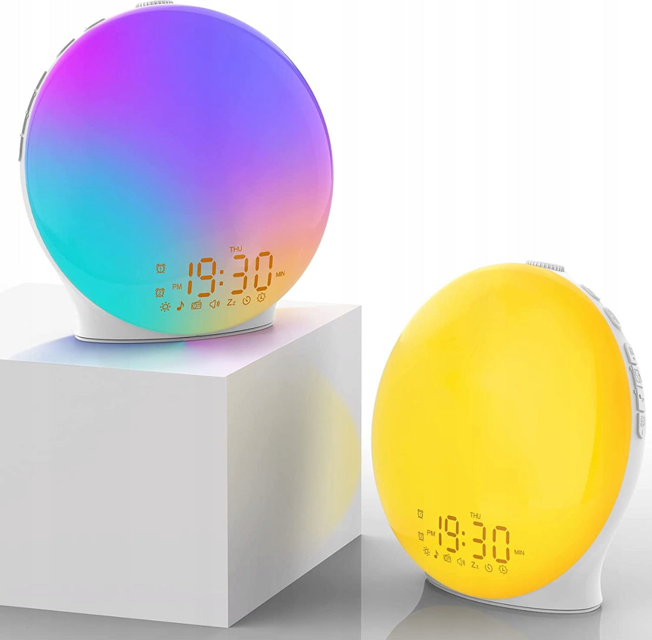 LED vekkerklokke med soloppgangssimulator, diameter 18 cm, hvit base og gul/oransje lysgradient. Laget av slitesterk ABS-plast, med justerbar lysstyrke og 14 farger. Perfekt for naturlig oppvåkning og avslappet søvn.