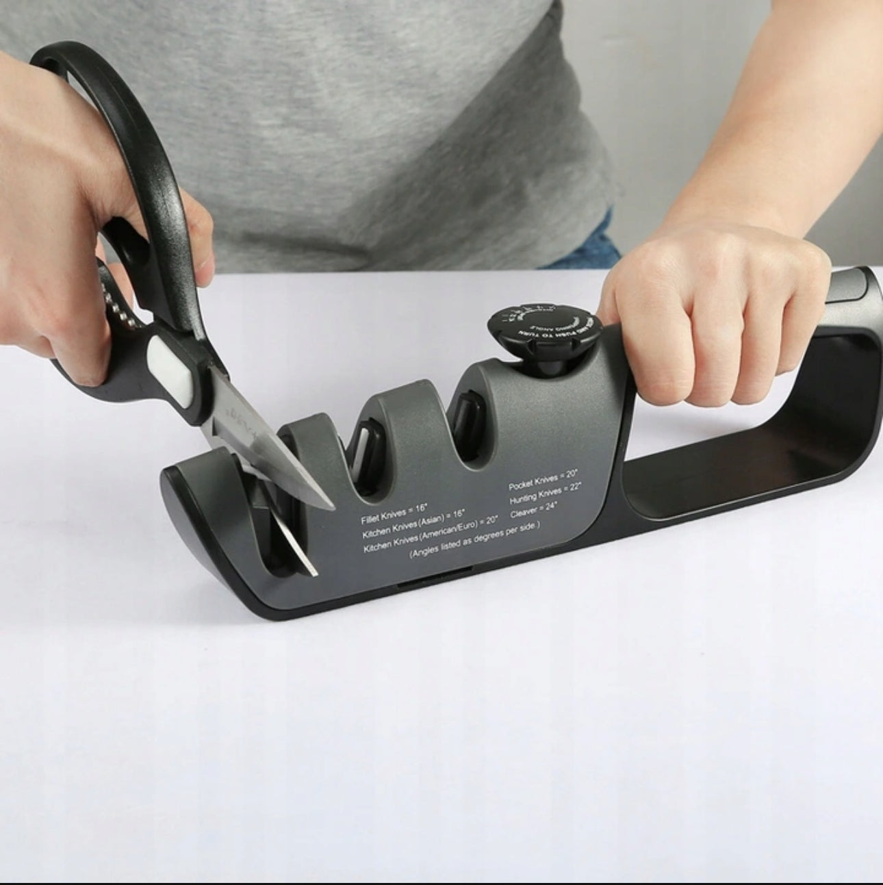 Justerbar knivsliper i ergonomisk design, svart farge, med wolframstål og keramiske slipehjul. Passer til kniver i størrelser fra filétkniver til kjøkkenkniver. Perfekt for presis og sikker sliping.