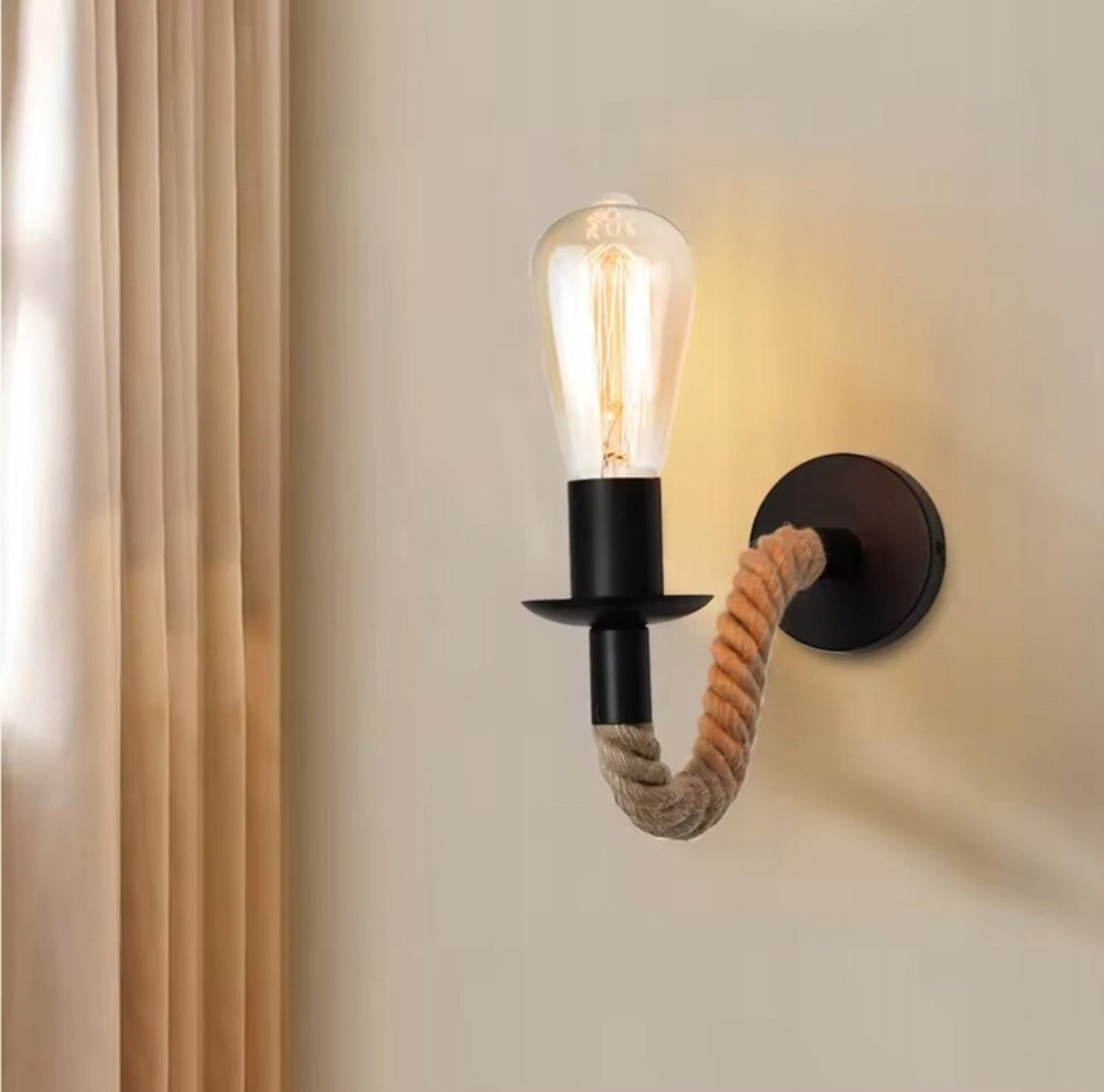 Industriell vegglampe i sort metall med jutetau – 28 cm dybde og 15 cm høyde – E27 sokkel, passer vintage og boho interiør.
