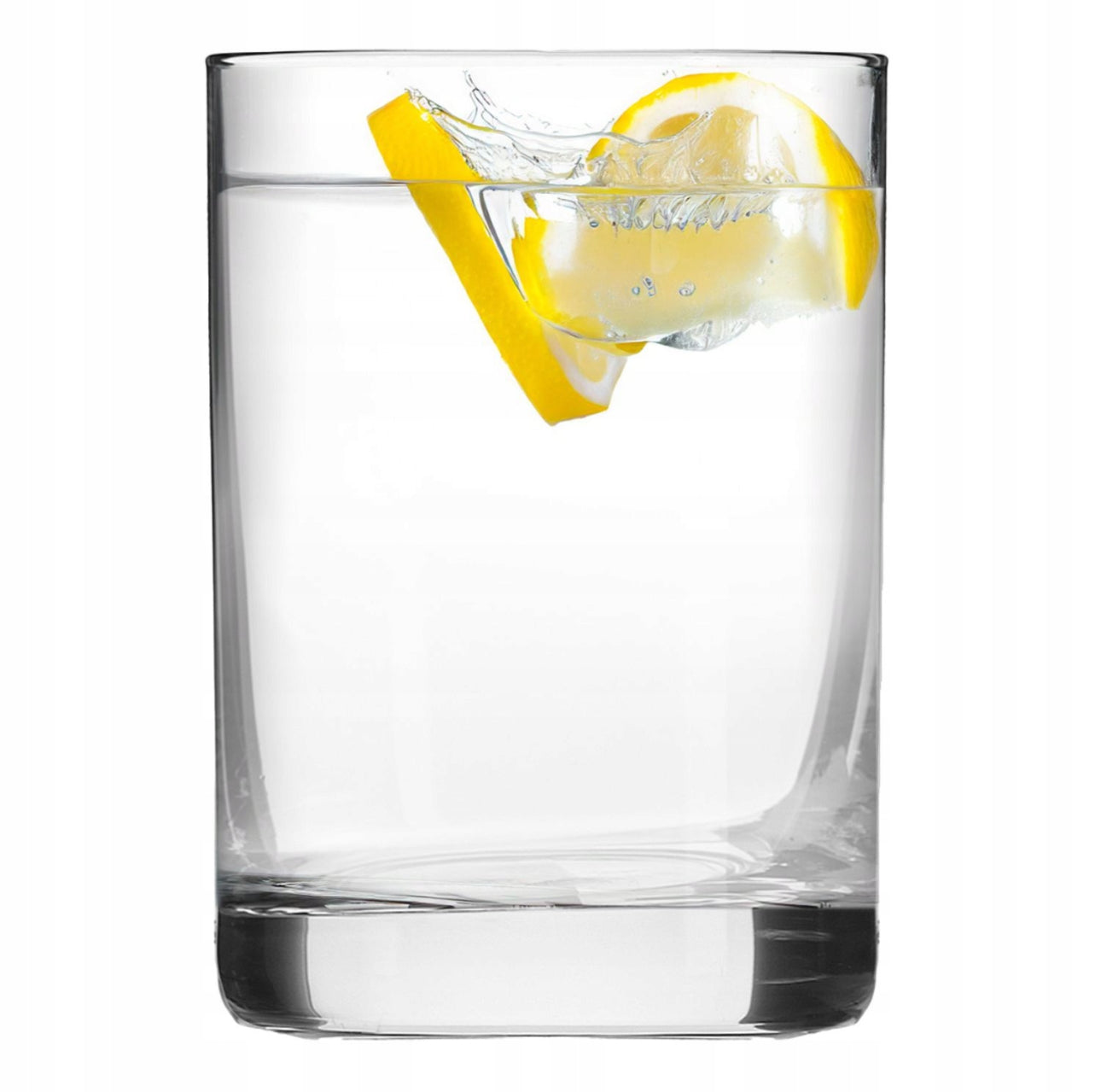 Klart shotglass med vann, isbit og gul sitronskive