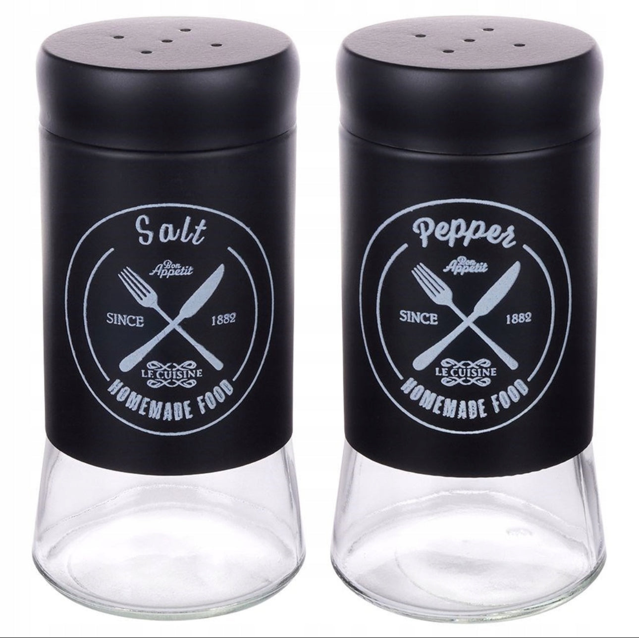 Krydderglass med sorte lokk og hvit dekor for salt og pepper, stilrent presentert side om side på hvit bakgrunn.
