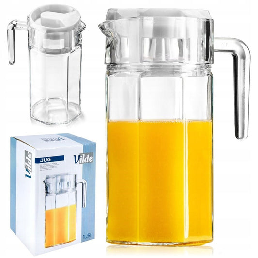Glasskanne med gjennomsiktig lokk og oransje juice, stående på hvit bakgrunn
