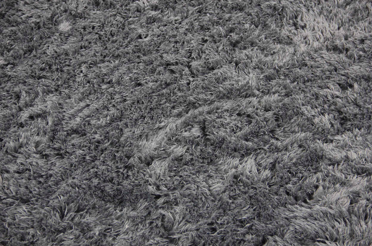 Fluffy teppe i myk mikrofiber, størrelse 120x170 cm, tilgjengelig i flere farger som grå, svart, beige, blå og rosa, med antiskli-bakside for trygg bruk i hjemmet. Perfekt for stue og soverom.