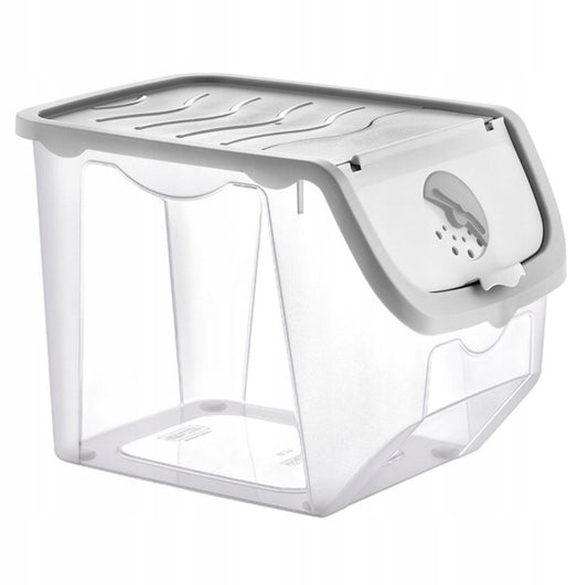 Gjennomsiktig plastbeholder med grått lokk og ventilasjonsluke for oppbevaring av matvarer på kjøkkenbenk.