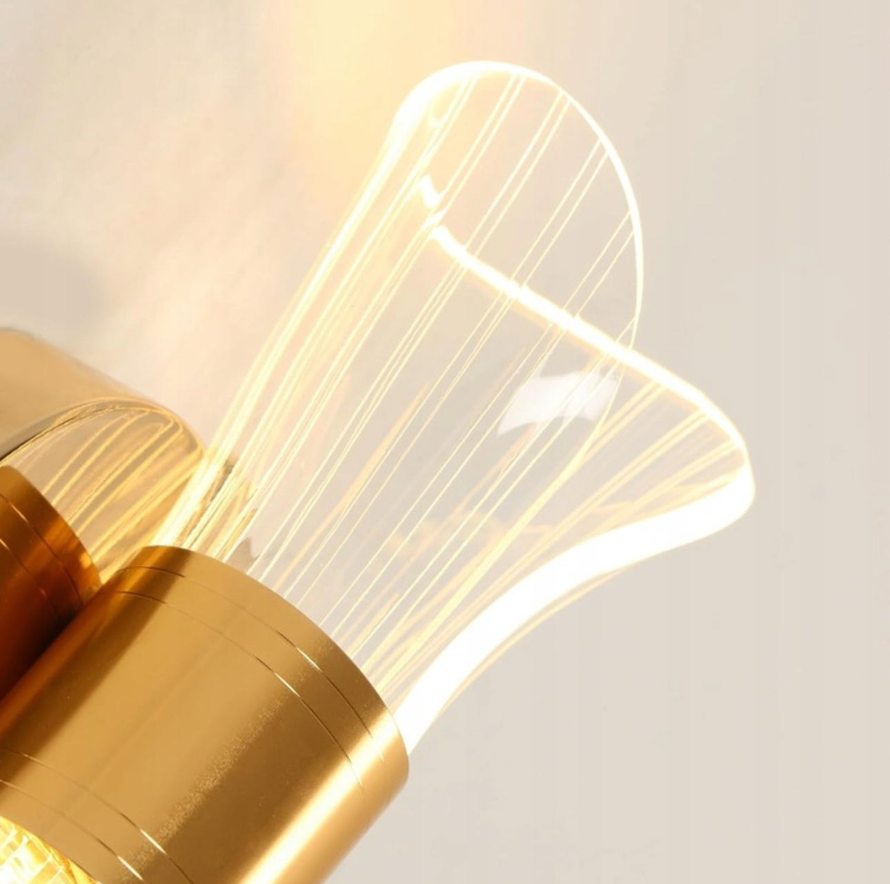 Moderne vegglampe i gull og akryl, 22 cm høy med 7,5 cm bredde, LED-lys med 12W effekt, justerbar fargetemperatur (3500K–6500K), stilrent design i metall og akryl for soverom og stue.