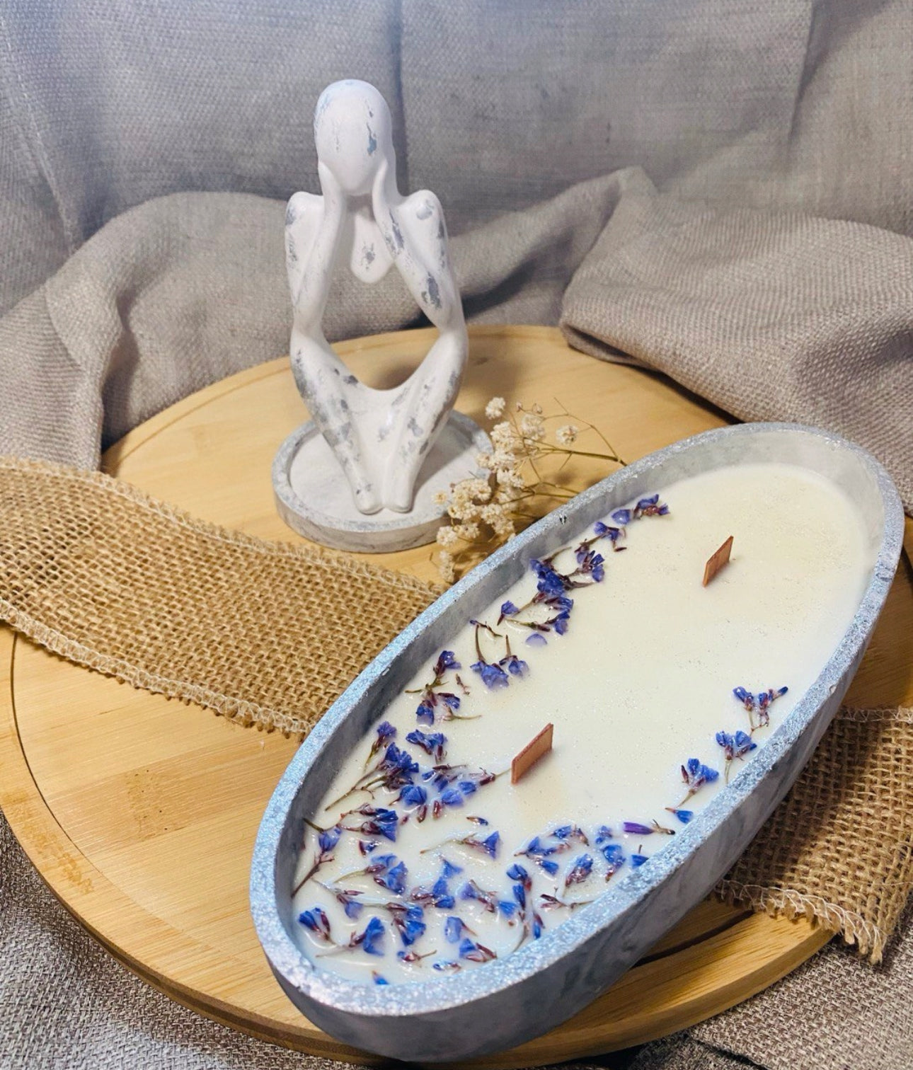 Unikt håndlaget soyalys i gipsbeholder med marmordesign, 21,5 x 8,5 x 4 cm. Dekorert med tørkede blomster og fylt med duften av vanilje og kakao. Perfekt for miljøvennlig interiør og langvarig bruk.