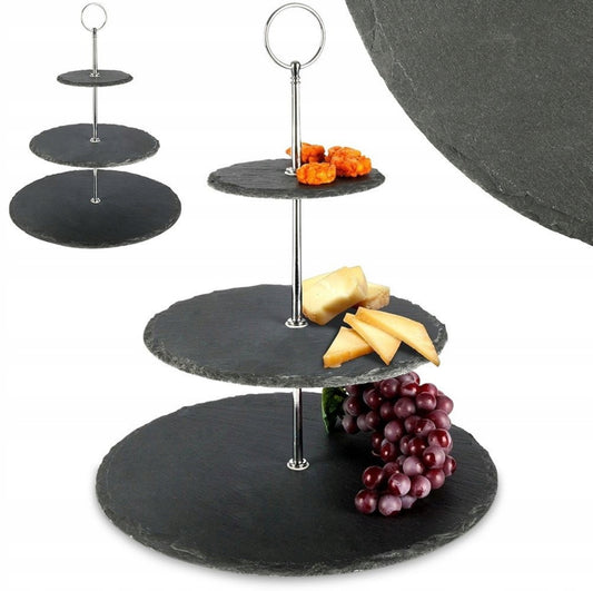 Treetasjes serveringsfat i sort skifer med metallhåndtak, elegant presentasjon av kaker og frukt