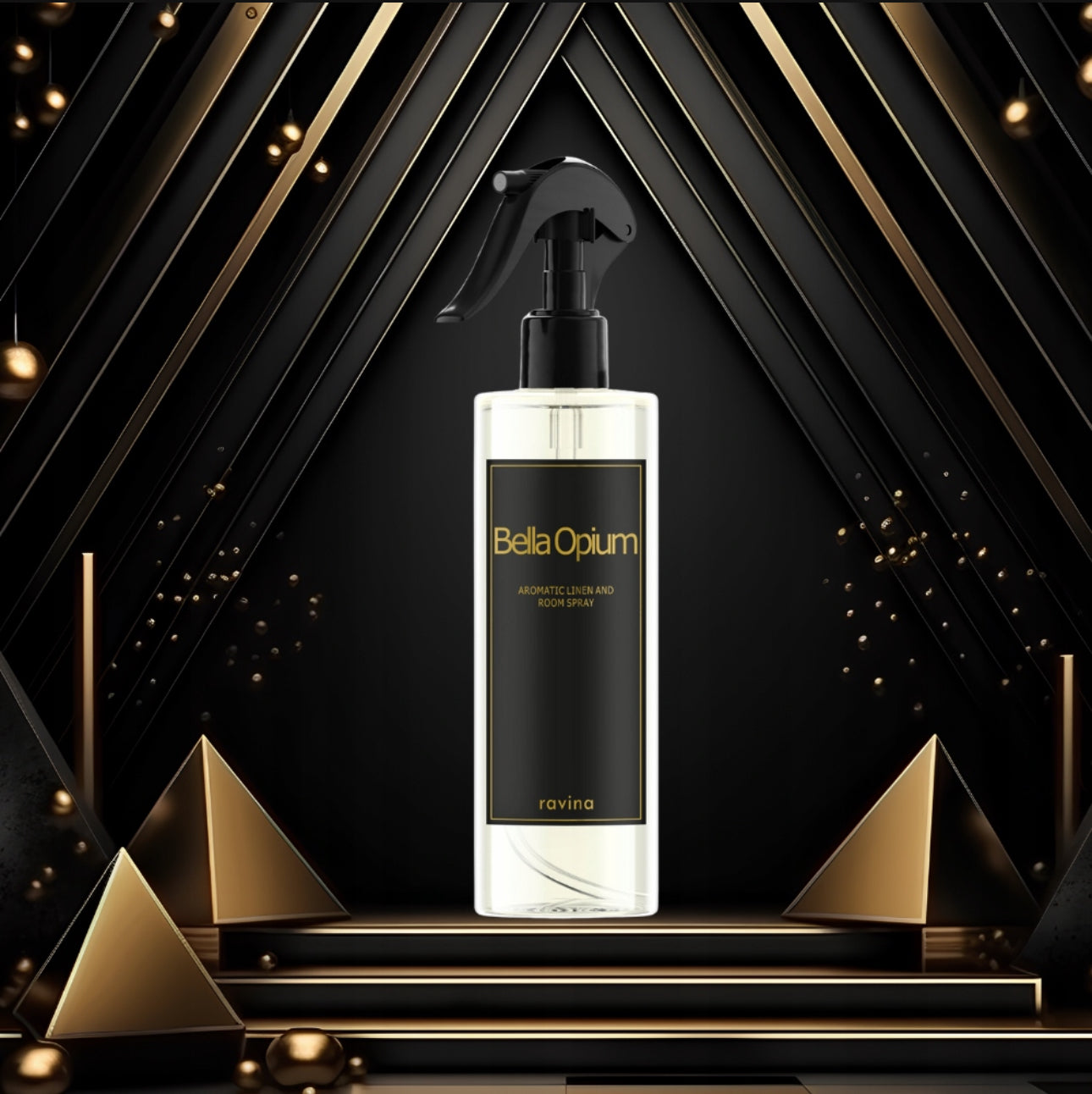 Bella Opium Aromatic Linen and Room Spray fra Ravina – en luksuriøs romspray med orientalske noter av jasmin, vanilje og patchouli, perfekt for å friske opp hjemmet og skape en eksklusiv atmosfære.