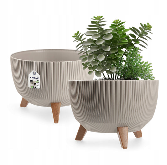 Rund blomsterpotte 29 cm i taupe farge med treimitasjonsben, laget av UV-bestandig plast med selvvanningsinnsats – stilren potte for innendørs og utendørs bruk.