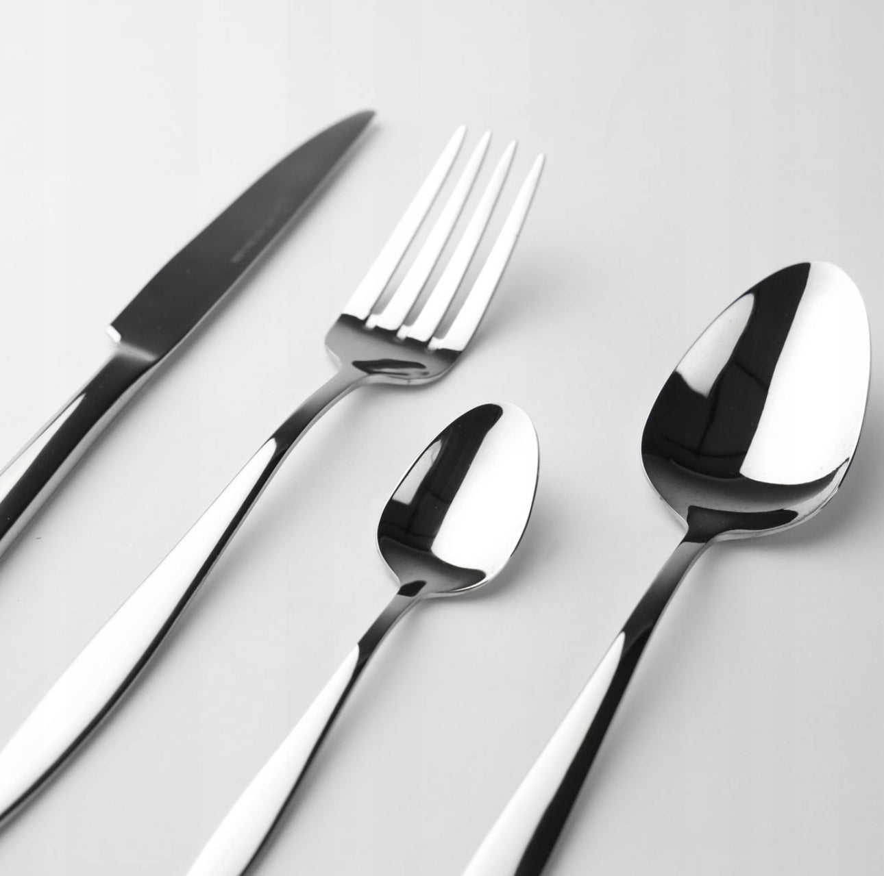 Bestikksett 24 Deler for 6 Personer – Sølvfarget Rustfritt Stål 18/10, Leveres i Elegant Sort Gaveeske