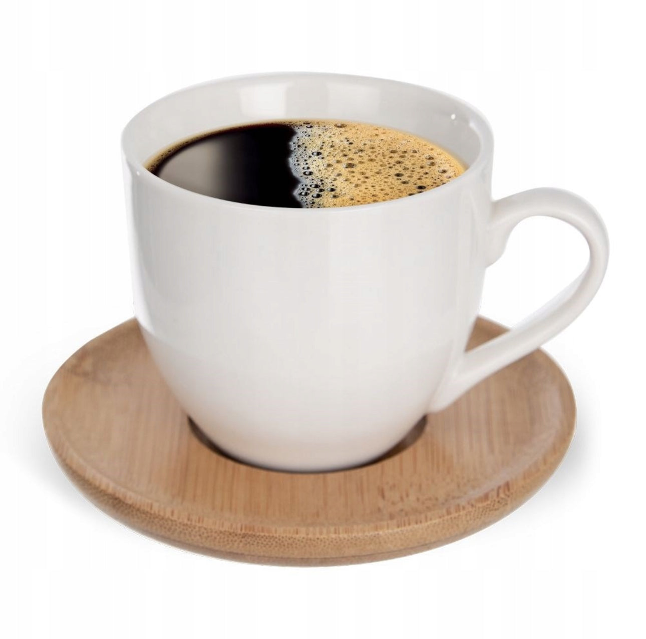 Hvit porselenskopp med svart kaffe på rundt bambusfat
