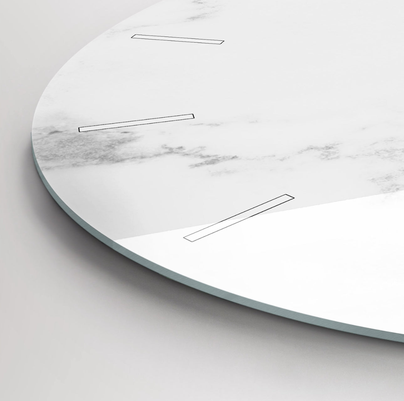 Detalj nærbilde av veggklokke i herdet glass med hvitt marmormønster og minimalistiske streker