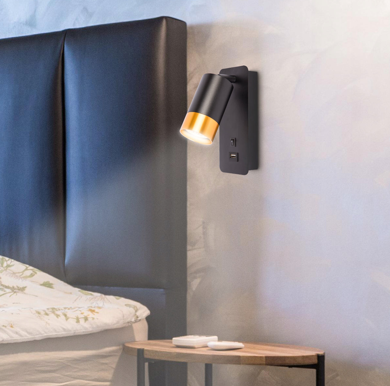 Vegglampe svart og gull med USB-port montert ved sengegavl